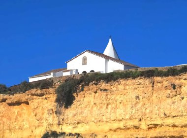 Portekiz 'in Algarve kıyısında mağaraları, kayalıkları ve vahşi doğası olan harika kaya oluşumları.