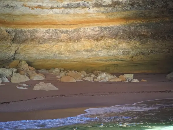 Portekiz 'in Algarve kıyısında mağaraları, kayalıkları ve vahşi doğası olan harika kaya oluşumları.