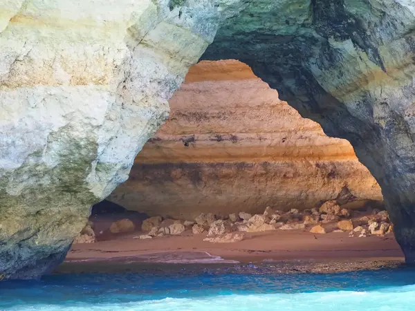 Portekiz 'in Algarve kıyısında mağaraları, kayalıkları ve vahşi doğası olan harika kaya oluşumları.