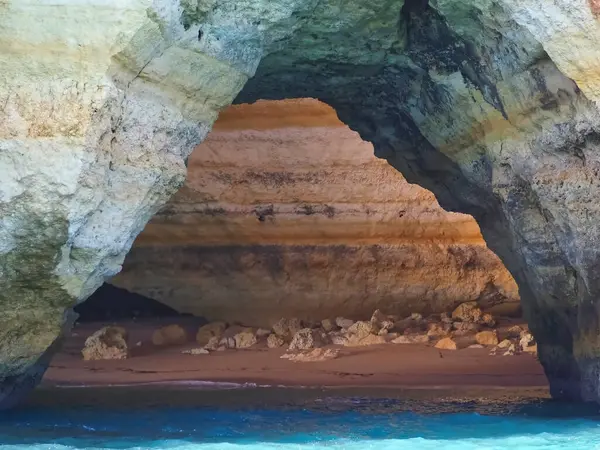 Portekiz 'in Algarve kıyısında mağaraları, kayalıkları ve vahşi doğası olan harika kaya oluşumları.