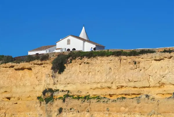 Portekiz 'in Algarve kıyısında mağaraları, kayalıkları ve vahşi doğası olan harika kaya oluşumları.