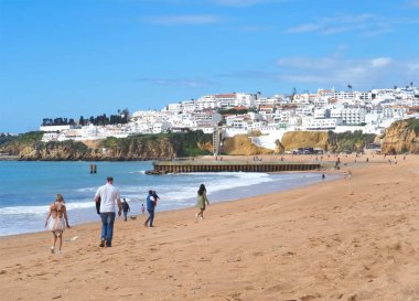 Portekiz 'in Algarve kıyısındaki Albufeira eski kasabasında gezginler.