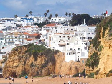 Portekiz 'in Algarve kıyısındaki Albufeira eski kasabasında gezginler.
