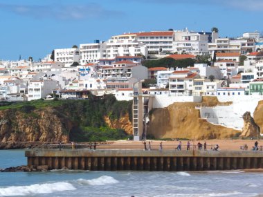 Portekiz 'in Algarve kıyısındaki Albufeira eski kasabasında gezginler.