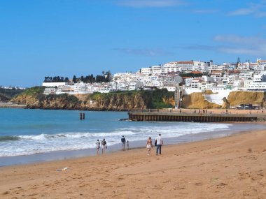 Portekiz 'in Algarve kıyısındaki Albufeira eski kasabasında gezginler.