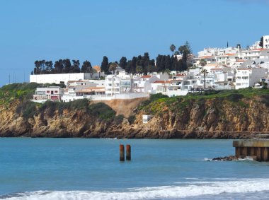 Portekiz 'in Algarve kıyısındaki Albufeira eski kasabasında gezginler.
