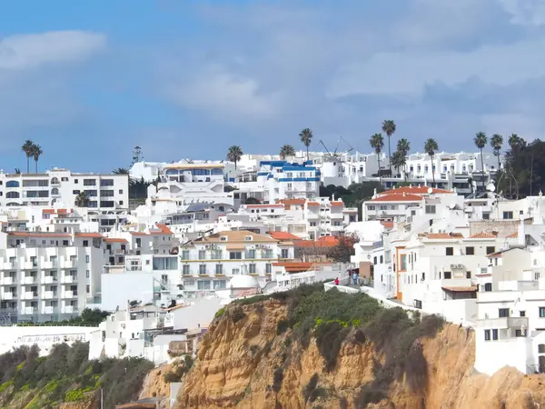 Portekiz 'in Algarve kıyısındaki Albufeira eski kasabasında gezginler.