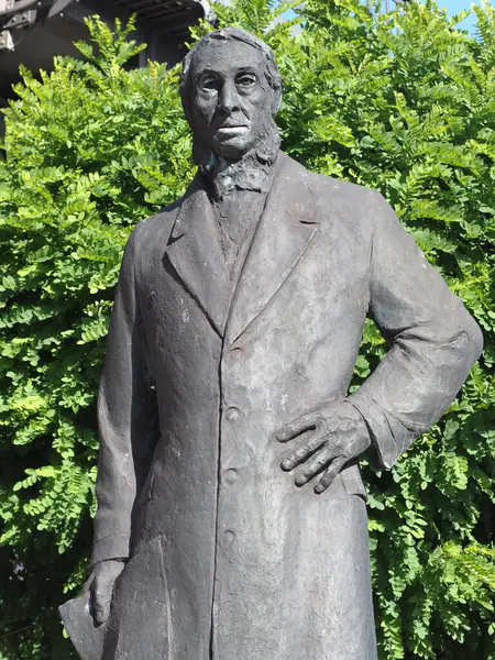 İngiliz mühendis Sir William Lindley 'in heykeli.