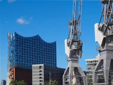 Almanya 'nın Hamburg şehrinde Elbe Nehri' nde ünlü müzikhol Elbphilharmonie 'de.