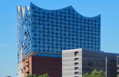 Almanya 'nın Hamburg şehrinde Elbe Nehri' nde ünlü müzikhol Elbphilharmonie 'de.