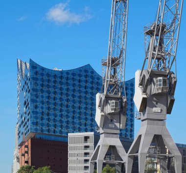 Almanya 'nın Hamburg şehrinde Elbe Nehri' nde ünlü müzikhol Elbphilharmonie 'de.