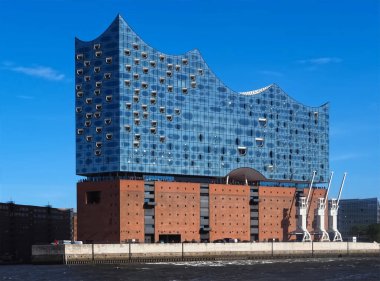 Almanya 'nın Hamburg şehrinde Elbe Nehri' nde ünlü müzikhol Elbphilharmonie 'de.