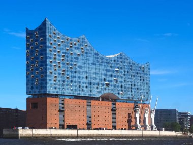 Almanya 'nın Hamburg şehrinde Elbe Nehri' nde ünlü müzikhol Elbphilharmonie 'de.