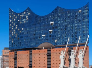 Almanya 'nın Hamburg şehrinde Elbe Nehri' nde ünlü müzikhol Elbphilharmonie 'de.
