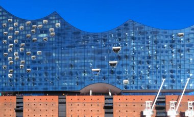 Almanya 'nın Hamburg şehrinde Elbe Nehri' nde ünlü müzikhol Elbphilharmonie 'de.