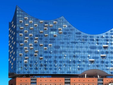 Almanya 'nın Hamburg şehrinde Elbe Nehri' nde ünlü müzikhol Elbphilharmonie 'de.