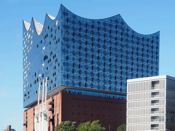 Almanya 'nın Hamburg şehrinde Elbe Nehri' nde ünlü müzikhol Elbphilharmonie 'de.