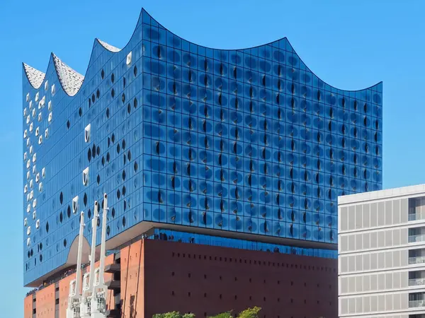 Almanya 'nın Hamburg şehrinde Elbe Nehri' nde ünlü müzikhol Elbphilharmonie 'de.
