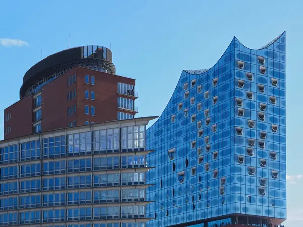 Almanya 'nın Hamburg şehrinde Elbe Nehri' nde ünlü müzikhol Elbphilharmonie 'de.