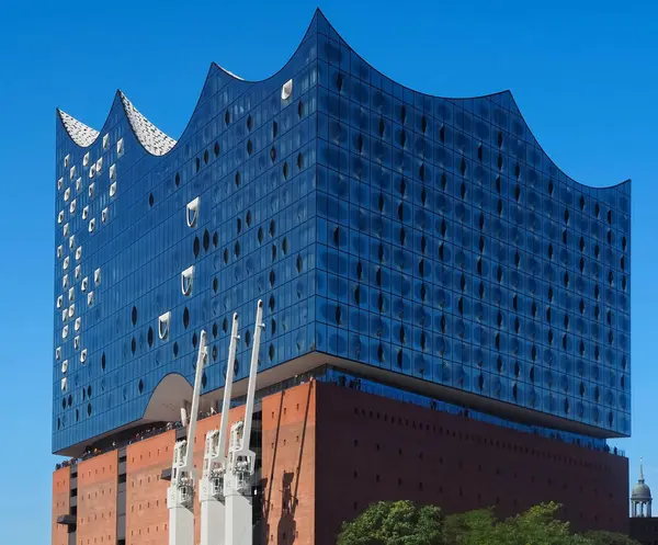 Almanya 'nın Hamburg şehrinde Elbe Nehri' nde ünlü müzikhol Elbphilharmonie 'de.