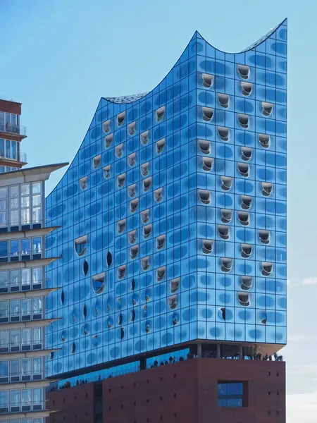 Almanya 'nın Hamburg şehrinde Elbe Nehri' nde ünlü müzikhol Elbphilharmonie 'de.