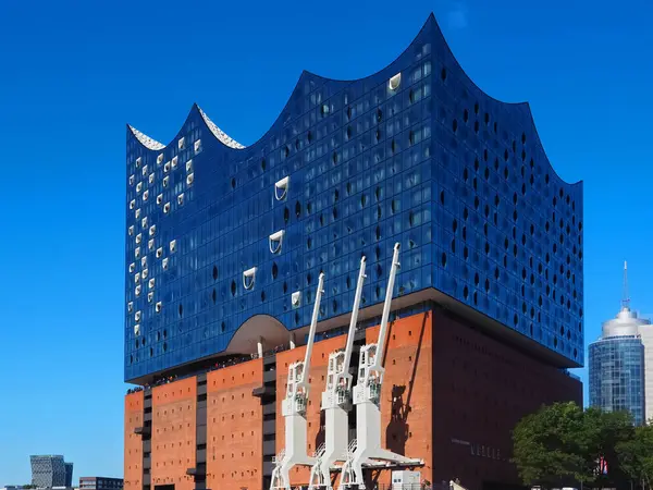 Almanya 'nın Hamburg şehrinde Elbe Nehri' nde ünlü müzikhol Elbphilharmonie 'de.