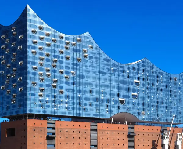 Almanya 'nın Hamburg şehrinde Elbe Nehri' nde ünlü müzikhol Elbphilharmonie 'de.