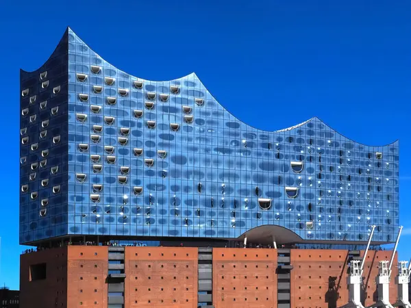 Almanya 'nın Hamburg şehrinde Elbe Nehri' nde ünlü müzikhol Elbphilharmonie 'de.