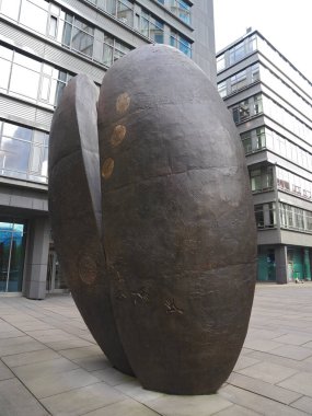 Hamburg Almanya 'sında Coffee Plaza' da Lotte Ranft 'in sanat kahvesi bronz heykeli.