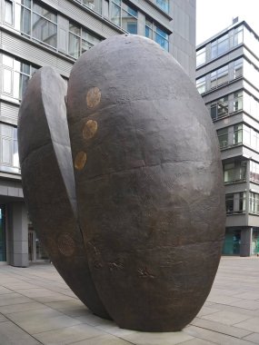 Hamburg Almanya 'sında Coffee Plaza' da Lotte Ranft 'in sanat kahvesi bronz heykeli.