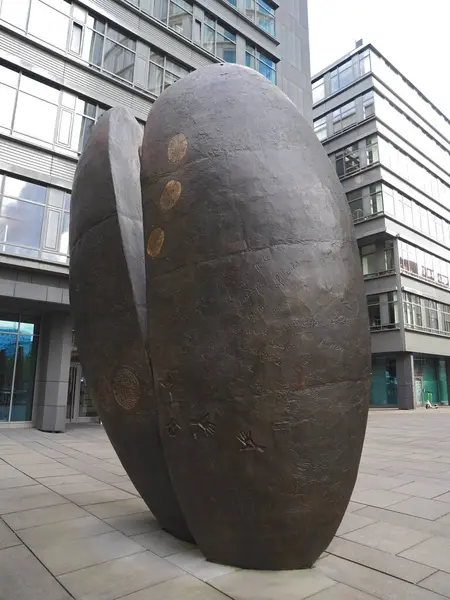 Hamburg Almanya 'sında Coffee Plaza' da Lotte Ranft 'in sanat kahvesi bronz heykeli.