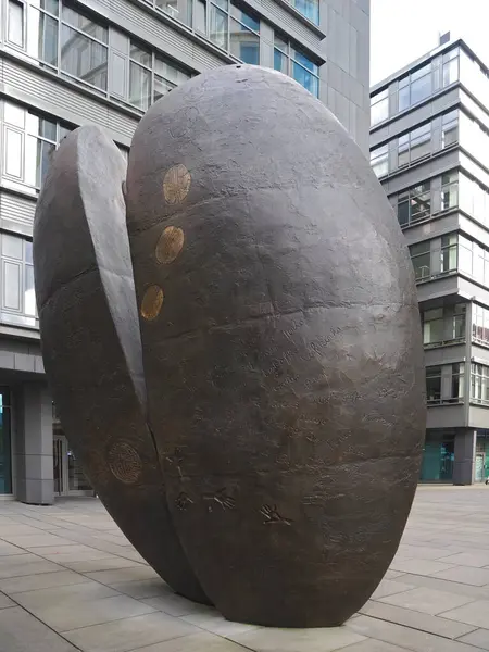 Hamburg Almanya 'sında Coffee Plaza' da Lotte Ranft 'in sanat kahvesi bronz heykeli.