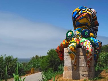 Buarcos 'ta Portekizli sanatçı Bordalo II tarafından Amonite adlı heykel