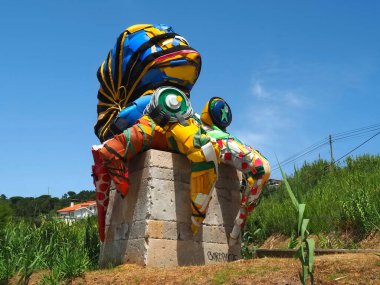 Buarcos 'ta Portekizli sanatçı Bordalo II tarafından Amonite adlı heykel