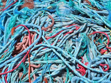 Sahildeki balıkçıların renkli ipleri ve balık ağları.