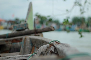 Bulanık arka plan Sahilde ahşap tekne