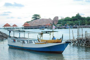Kartini sahilinde mavi gökyüzü geçmişi olan küçük bir tekne, Jepara, Endonezya