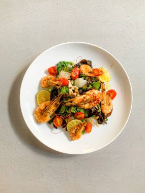 Tayland deniz ürünleri, sebzeli ızgara karides, domates ve otlar.