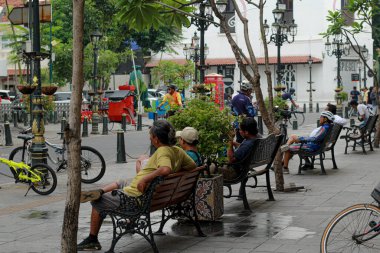 Pazar sabahı sakinleş, Eski şehrin sokaklarındaki insanlar (Kota Lama, Semarang). 14 Ocak 2024 'te Semarang, Endonezya' da çekildi.