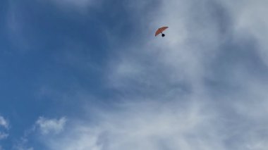 Mavi gökyüzünde bir uçurtma manzarası, gündüz çok parlak beyaz bulutlar, bir uçurtma oyunu makalesi için uygun. tatil 