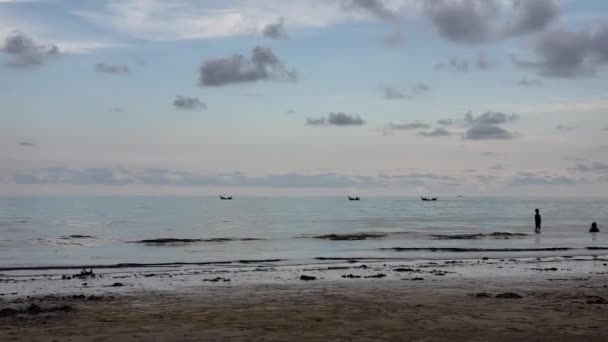 下午在海上的海景 你可以看到渔船和人们在水里玩耍 — 图库视频影像