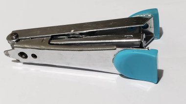 Bir çakmak ile klasik bir çakmağın dikey görüntüsü