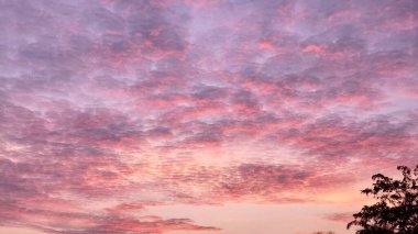Güzel gün batımı gökyüzü bulutlu