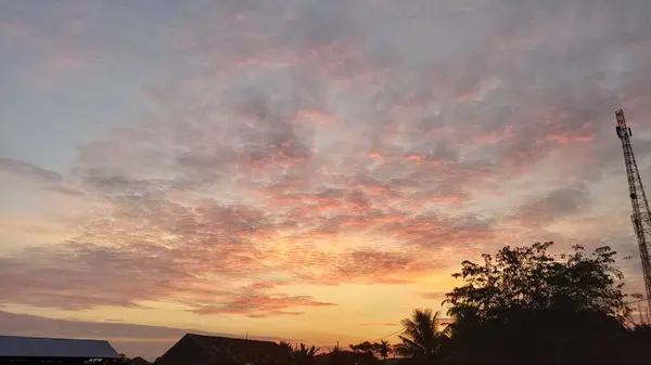 Denizin üzerinde güzel bir gün batımı