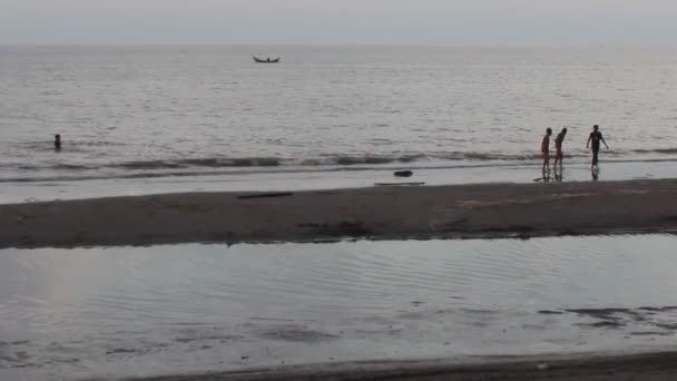 Cypress Beach Bireun Indonesien 2023 Folk Går Stranden Långdistansflyg Foto — Stockvideo