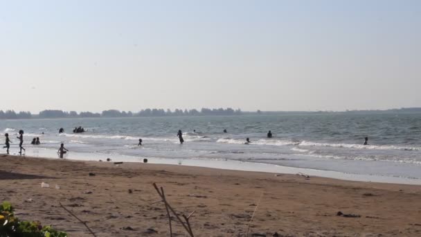 Cypress Beach Bireun Indonesia January 2023 Tourrists Sea Люди Плавают — стоковое видео