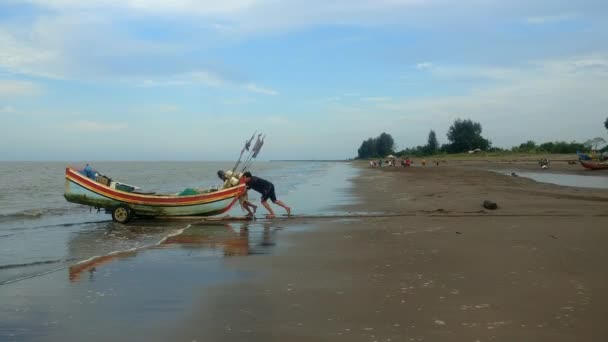 Gandapura Aceh Diciembre 2023 Los Pescadores Empujan Barcos Pesqueros Mar — Vídeos de Stock