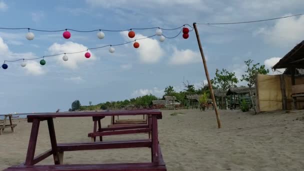 배경으로 하늘에 구름이있는 해변에 의자와 다채로운 — 비디오