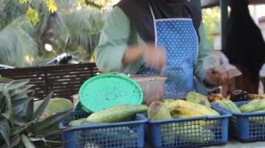 Rujak yapan bir kadın, sebze, meyve, meyve salatası karışımından yapılan geleneksel bir yemek, salata satıyor.