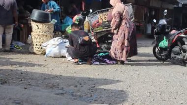 Aceh, Endonezya - 18 Temmuz 2024: Bazı Endonezyalılar geleneksel bir pazarda sandalet seçerler